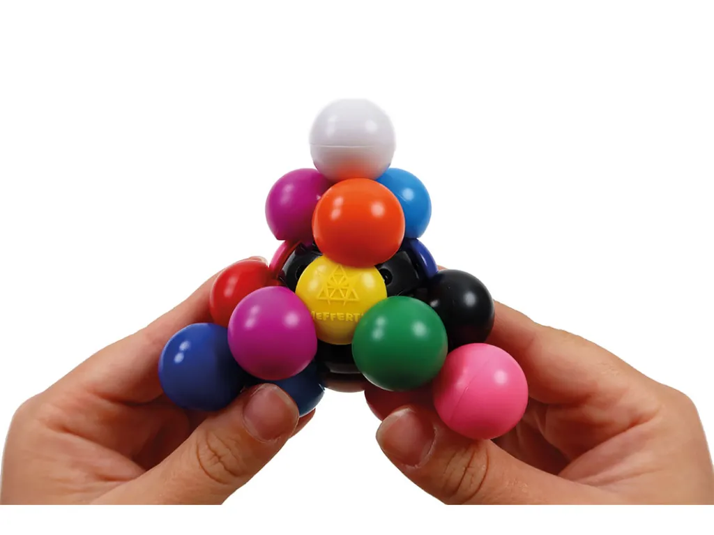 R5169-M_Pyraminx_Marble_Front_Hands_HR_10_.webp